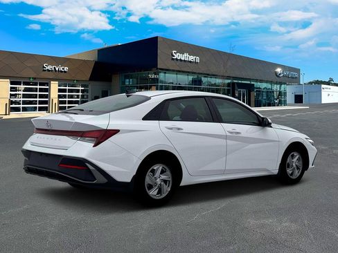 New 2026 Hyundai Elantra SE FWD image 9