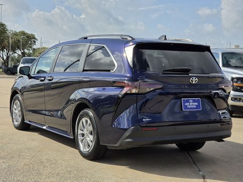 Used 2026 Toyota Sienna XLE FWD image 7