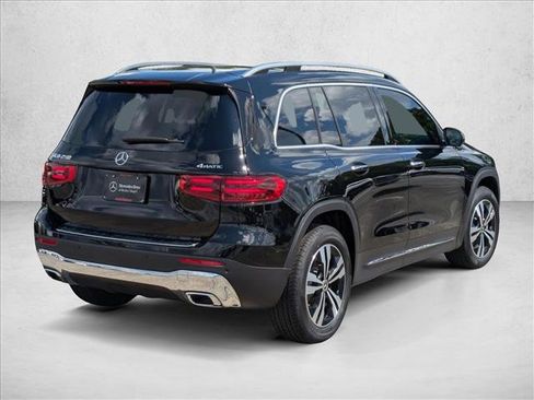 Used 2025 Mercedes-Benz GLB 250 4MATIC image 2