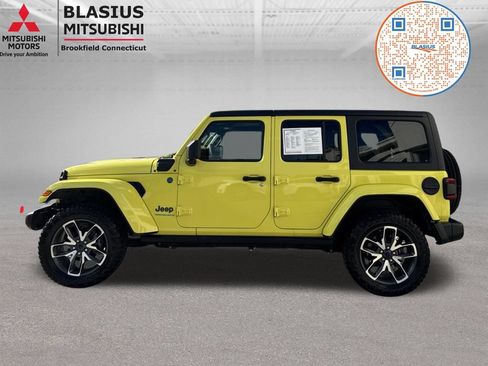 Used 2024 Jeep Wrangler Unlimited w/ Convenience Group AWD/4WD image 22