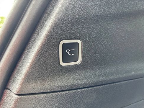 Used 2025 Chrysler Pacifica Limited FWD image 24
