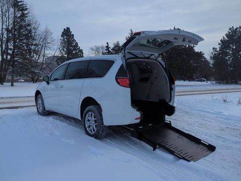 Used 2022 Chrysler Voyager LX image 2