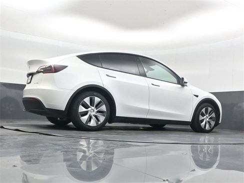 Used 2023 Tesla Model Y Long Range image 37