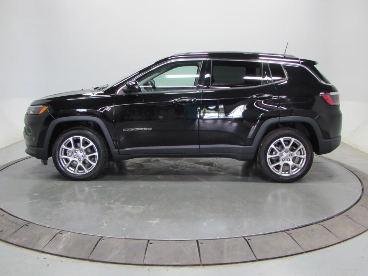 Used 2022 Jeep Compass Latitude AWD/4WD image 4