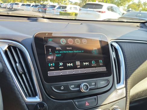 Used 2017 Chevrolet Malibu LT FWD image 21