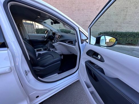 Used 2024 Chrysler Pacifica Limited FWD image 17