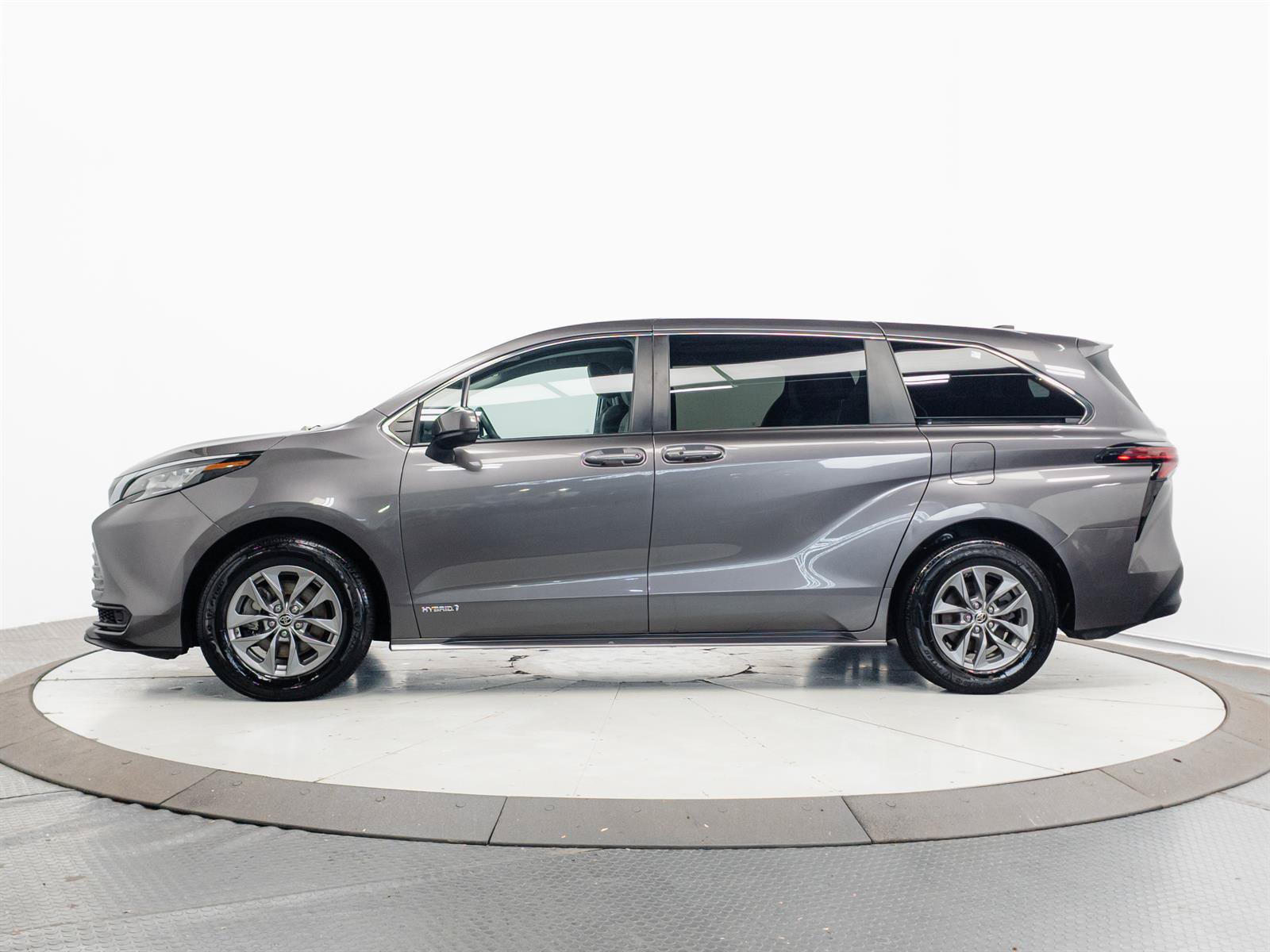 Certified 2021 Toyota Sienna LE FWD image 10