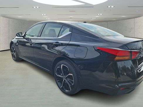 Used 2024 Nissan Altima 2.5 SR w/ SR Premium Package image 3