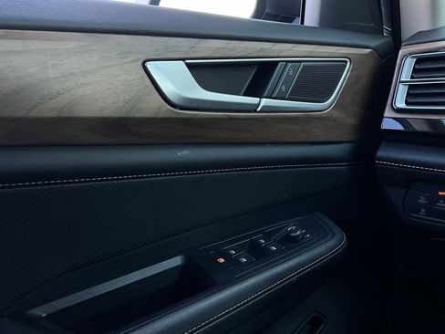 Used 2025 Volkswagen Atlas SE image 22