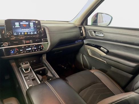 Certified 2024 Nissan Pathfinder Platinum w/ Black Appearance Package FWD image 26