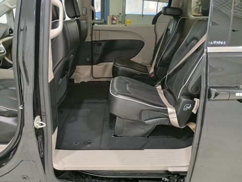 Used 2023 Chrysler Pacifica Limited FWD image 21