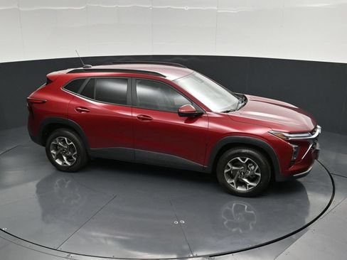 Used 2025 Chevrolet Trax LT w/ LT Convenience Package FWD image 43