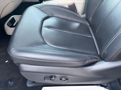 Used 2024 Chrysler Pacifica Touring-L FWD image 20