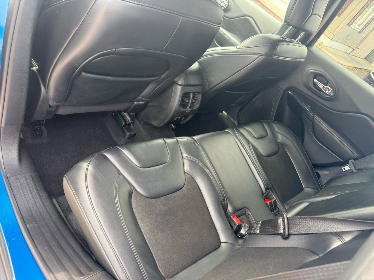 Used 2020 Jeep Cherokee Latitude Plus AWD/4WD image 32