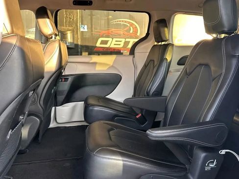 Used 2024 Chrysler Pacifica Touring-L image 6