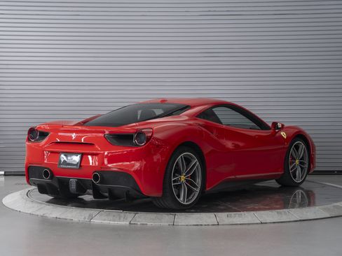 Used 2018 Ferrari 488 GTB RWD image 5