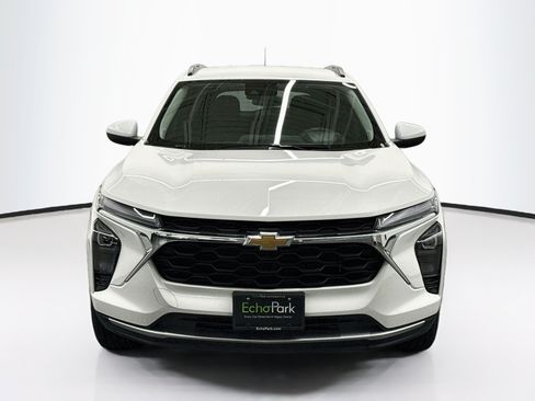 Used 2025 Chevrolet Trax LT FWD image 2