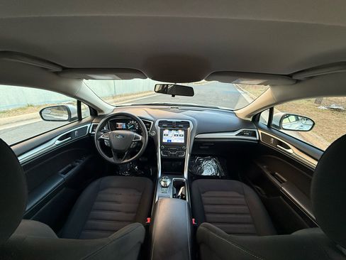 Used 2018 Ford Fusion SE w/ Fusion SE Technology Package image 5