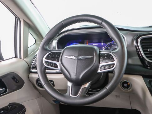 Used 2023 Chrysler Pacifica Touring-L FWD image 12