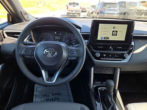 Used 2025 Toyota Corolla Cross AWD Hybrid w/ Moonroof Package image 19