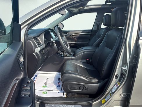Used 2016 Toyota Highlander Limited Platinum w/ Four Season Floor Mat Package AWD/4WD image 21
