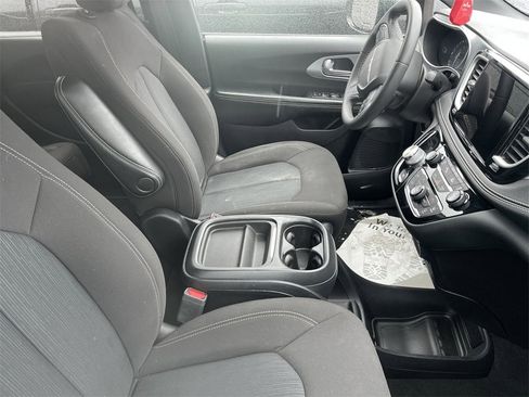 Used 2022 Chrysler Pacifica Touring image 11