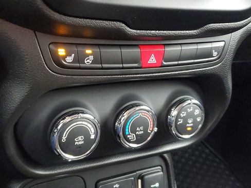 Used 2017 Jeep Renegade Latitude w/ Cold Weather Group image 20