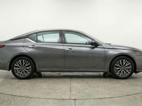 Used 2025 Nissan Altima 2.5 SV image 11