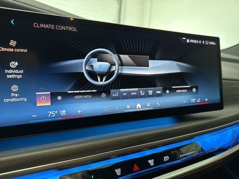 Used 2024 BMW i7 xDrive60 w/ Premium Package image 31