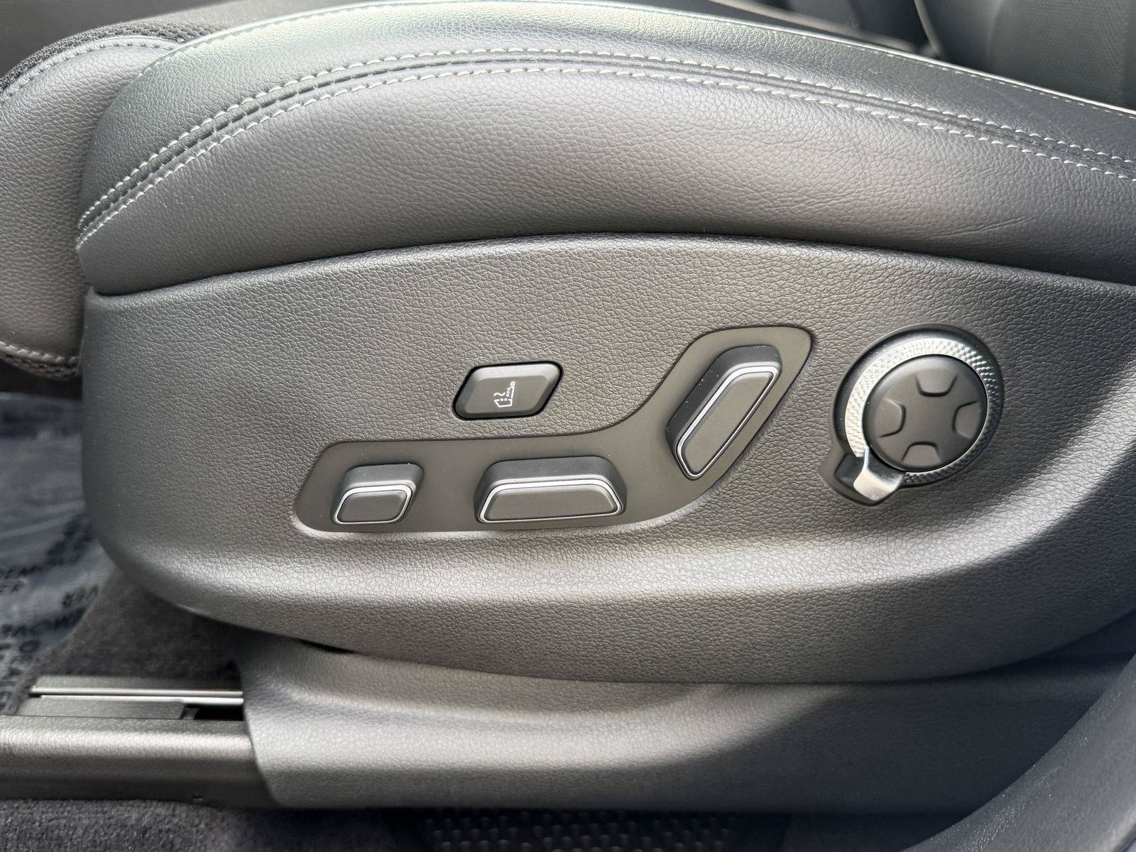 Used 2025 Genesis GV70 3.5T Sport AWD/4WD image 35