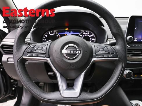 Used 2025 Nissan Altima 2.5 SV FWD image 10