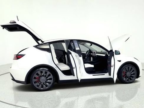 Used 2024 Tesla Model Y Performance AWD/4WD image 19