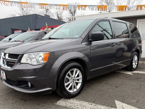 Used 2019 Dodge Grand Caravan SXT image 2