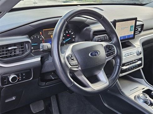 Used 2023 Ford Explorer XLT image 5