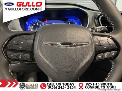 Used 2024 Chrysler Pacifica Limited w/ S Appearance Package FWD image 24