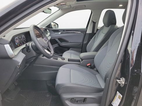 New 2026 Volkswagen Tiguan SE FWD image 9