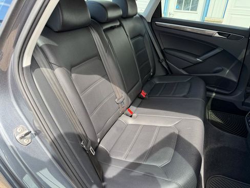 Used 2018 Volkswagen Passat 2.0T SE FWD image 16