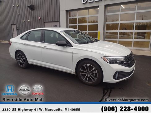 Used 2024 Volkswagen Jetta Sport image 1