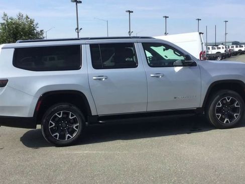 Used 2023 Jeep Wagoneer L Series III w/ Preferred Equipment Group image 9