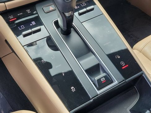 Certified 2023 Porsche Macan AWD/4WD image 34