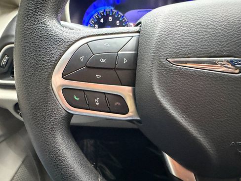 Used 2020 Chrysler Pacifica Touring w/ Advanced Safetytec Group FWD image 22