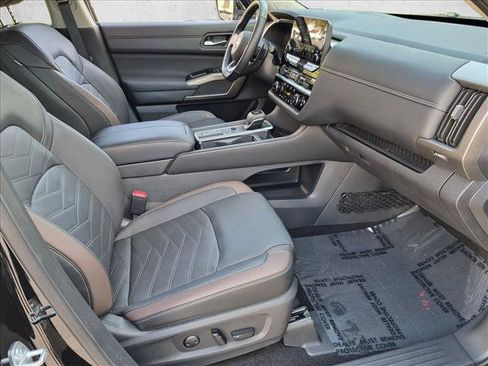 Certified 2025 Nissan Pathfinder Platinum FWD image 24