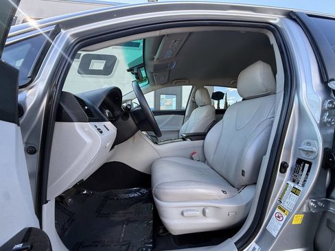 Used 2015 Toyota Venza LE image 8