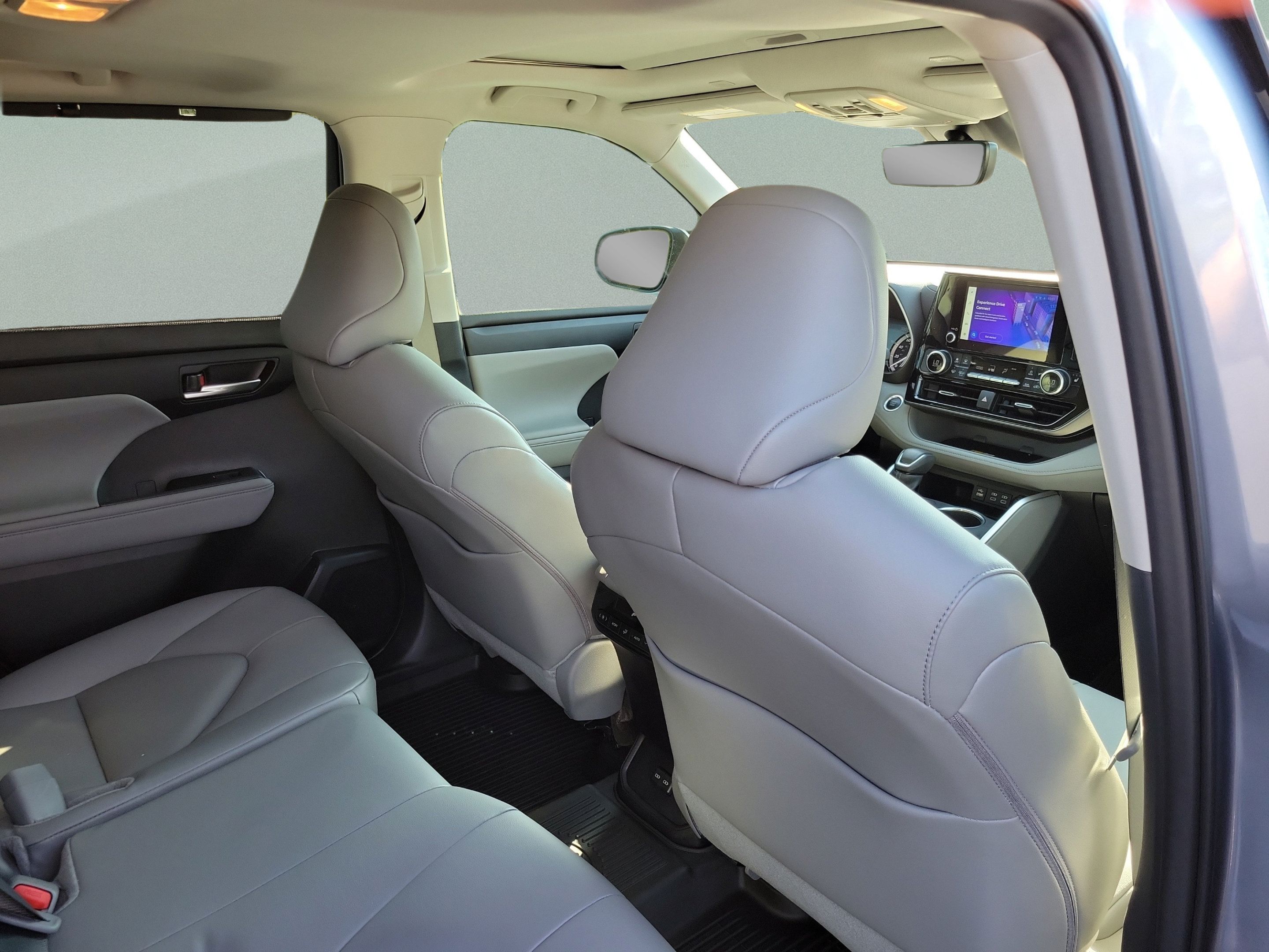 Used 2024 Toyota Highlander XLE FWD image 26