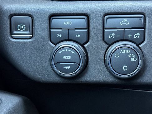 Used 2023 Chevrolet Silverado 1500 LT AWD/4WD image 29