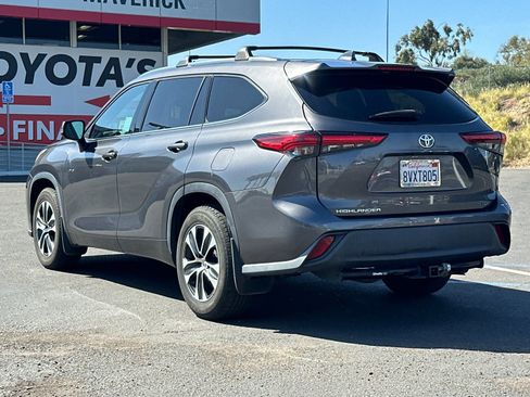 Used 2021 Toyota Highlander XLE image 3