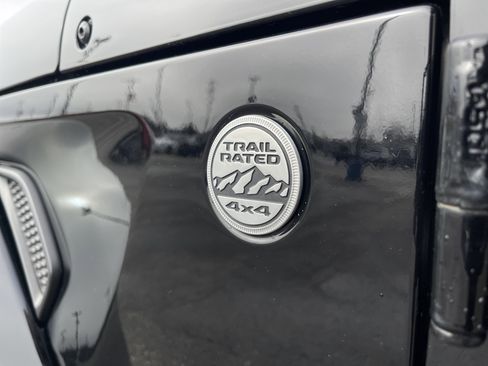 Used 2018 Jeep Wrangler Unlimited Sahara w/ Uconnect 4C Nav & Sound Group AWD/4WD image 25