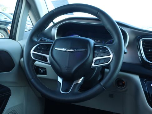 Used 2023 Chrysler Voyager LX image 8