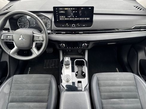 Used 2025 Mitsubishi Outlander SE image 13