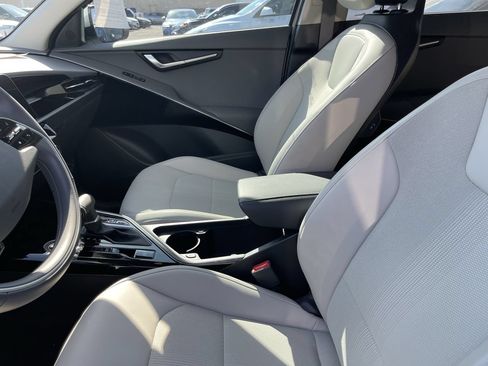 Certified 2025 Kia Niro EX FWD image 9